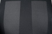 Nahaufnahme der Rückenlehne eines Drehstuhls mit grauem Netzstoff, von vorne betrachtet.