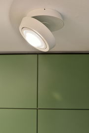 LED Aufbauleuchte an der Decke montiert, seitliche Perspektive