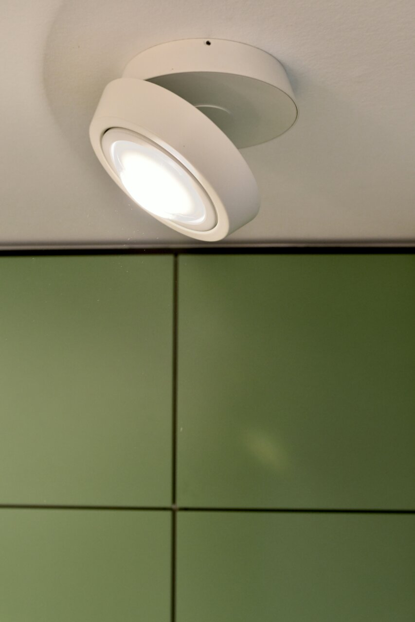 LED Aufbauleuchte an der Decke montiert, seitliche Perspektive