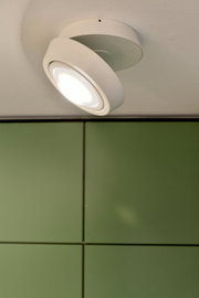 LED Aufbauleuchte an der Decke montiert, seitliche Perspektive