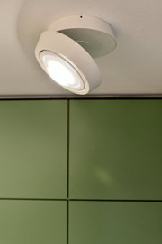 LED Aufbauleuchte an der Decke montiert, seitliche Perspektive