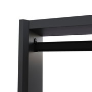 Nahaufnahme einer schwarzen Kompaktgarderobe mit stabilem Metallrahmen und Kleiderstange, seitliche Perspektive