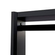 Close-up van een zwarte compacte kledingkast met een stevig metalen frame en een kledingstang, gezien vanaf de zijkant
