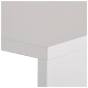 Close-up van de hoek van een witte tafel met strak blad en poot, schuin van boven gefotografeerd (driekwartperspectief).