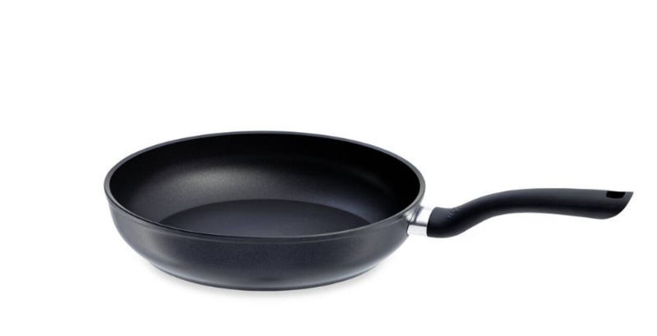 Fissler Pfanne 24cm CENIT Schwarze Pfanne CENIT mit 24 cm Durchmesser, seitliche Perspektive