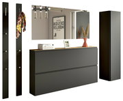 Modernes Garderobenset mit Spiegel, zwei Wandpaneelen mit Haken, einem großen Schrank und einer Kommode in dunklem Design, seitliche Perspektive.