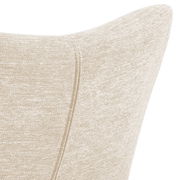 Nahaufnahme der Rückseite eines Loungestuhls mit beigem Stoffbezug, seitliche Perspektive