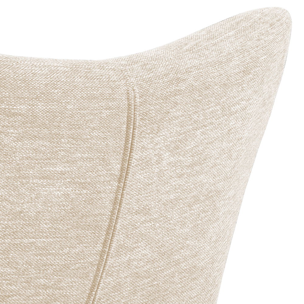 Nahaufnahme der Rückseite eines Loungestuhls mit beigem Stoffbezug, seitliche Perspektive