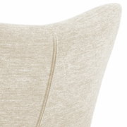 Close-up van de achterkant van een loungestoel met een beige stoffen bekleding, gezien vanaf de zijkant