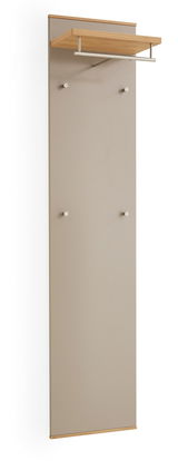 Garderobenpaneel in seitlicher Perspektive mit Holzablage und mehreren Haken.