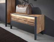 Garderobenbank aus Holz mit Metallrahmen, seitliche Perspektive, darauf eine braune Ledertasche