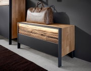 Garderobenbank aus Holz mit Metallrahmen, seitliche Perspektive, darauf eine braune Ledertasche