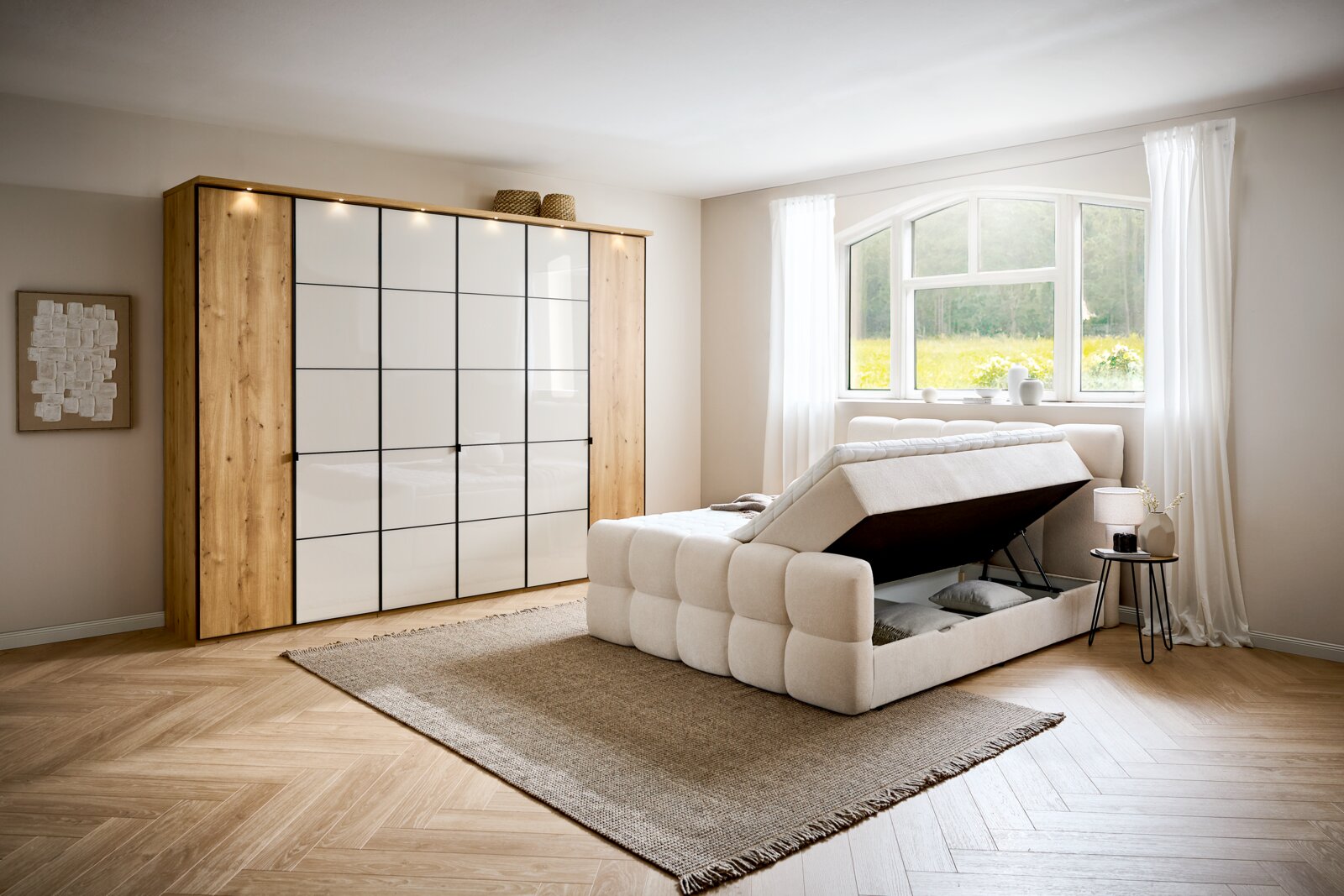 Modern boxbed met opbergruimte in een lichte slaapkamer, zijaanzicht.