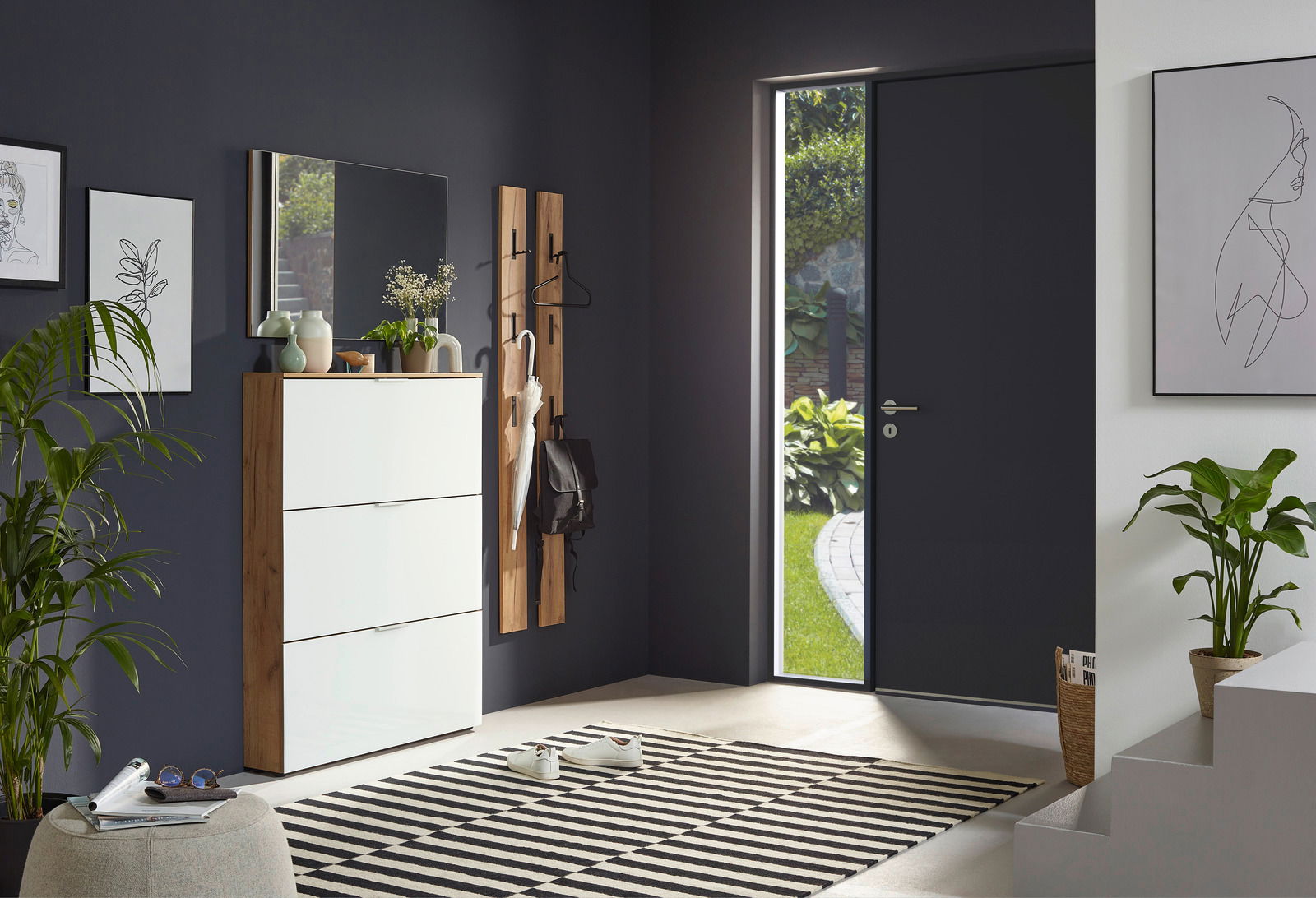 Voleo Garderobenpaneel RIO Moderner Eingangsbereich mit Garderobenpaneel, Schuhschrank und Spiegel, seitliche Perspektive