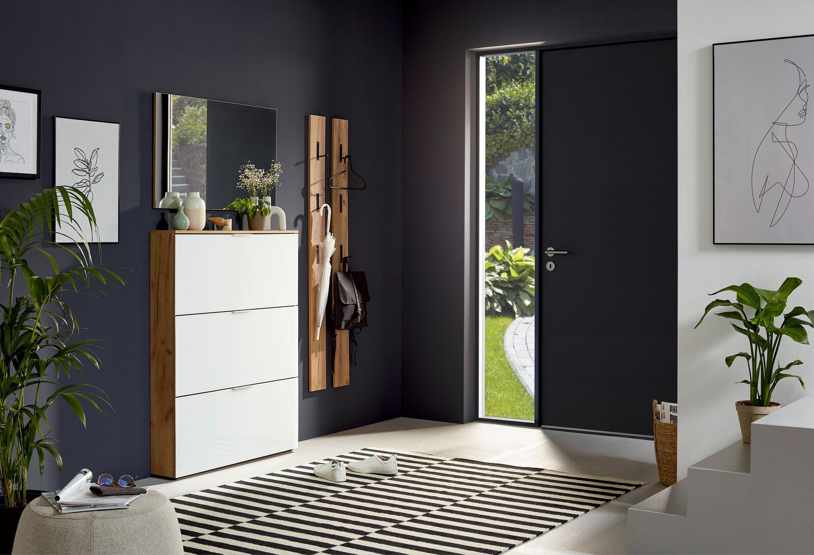 Voleo Garderobenpaneel RIO Moderner Eingangsbereich mit Garderobenpaneel, Schuhschrank und Spiegel, seitliche Perspektive