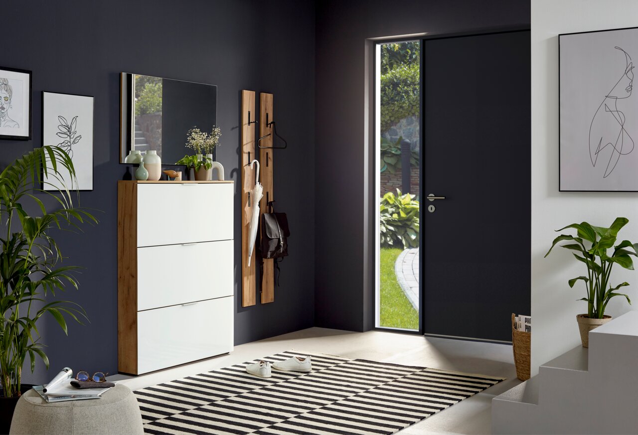 Voleo Garderobenpaneel RIO Moderner Eingangsbereich mit Garderobenpaneel, Schuhschrank und Spiegel, seitliche Perspektive