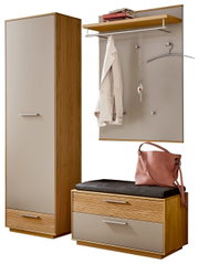Moderne Garderoben-Kombination aus Holz und hellgrauen Fronten mit Hochschrank, Wandpaneel mit Ablage und Kleiderstange sowie Sitzbank mit Schubladen, frontal in leichter Seitenansicht