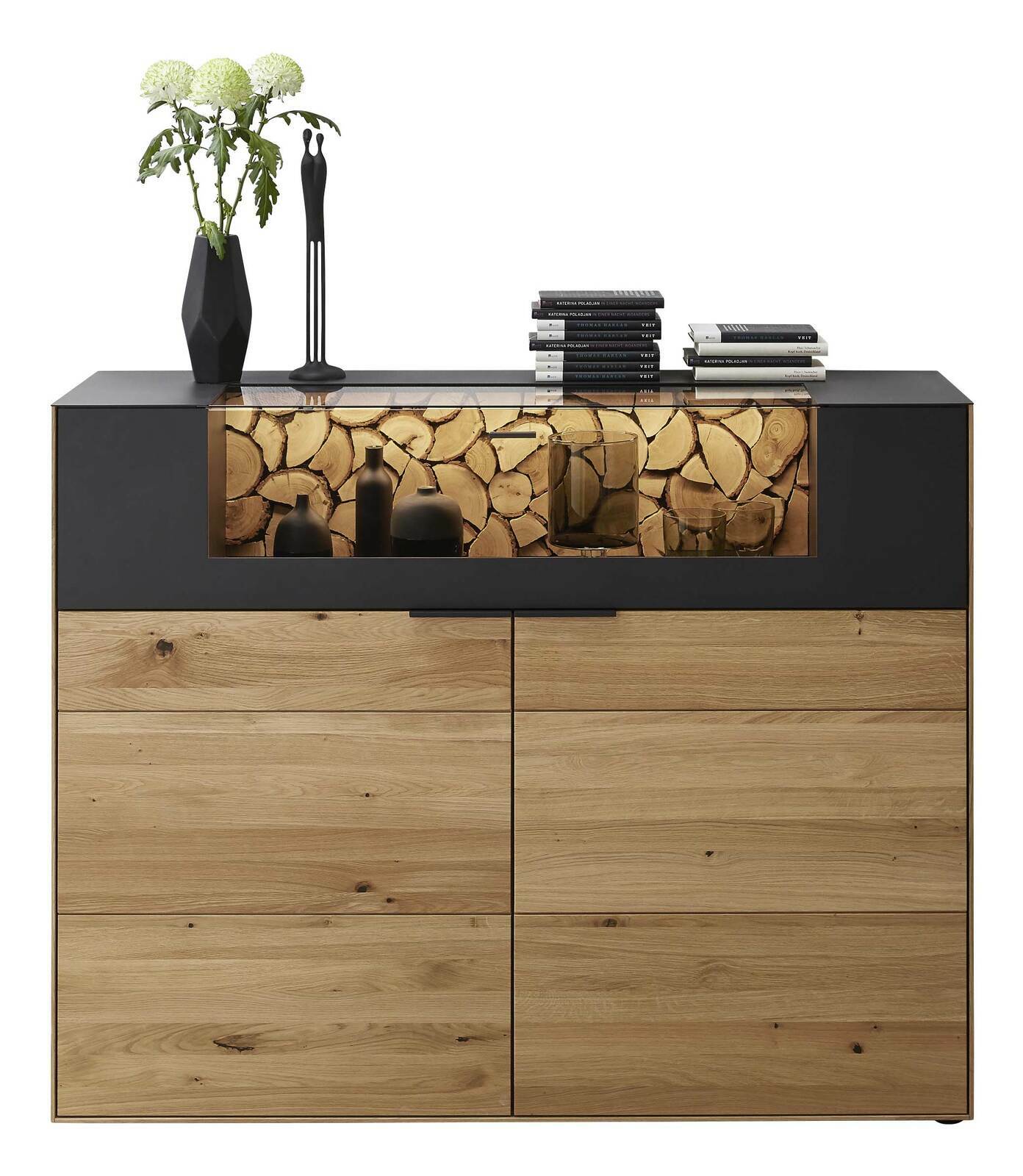Modernes Highboard aus Holz mit schwarzem Akzent, dekoriert mit Büchern, Vase und Skulptur, Frontalansicht