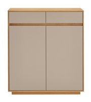 Frontale Ansicht einer modernen Kommode mit zwei Schubladen und zwei Türen in Holzoptik und neutralem Farbton.