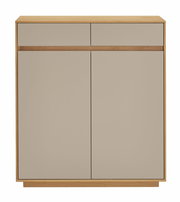 Frontale Ansicht einer modernen Kommode mit zwei Schubladen und zwei Türen in Holzoptik und neutralem Farbton.