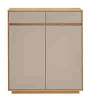 Frontale Ansicht einer modernen Kommode mit zwei Schubladen und zwei Türen in Holzoptik und neutralem Farbton.