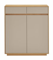 Frontale Ansicht einer modernen Kommode mit zwei Schubladen und zwei Türen in Holzoptik und neutralem Farbton.