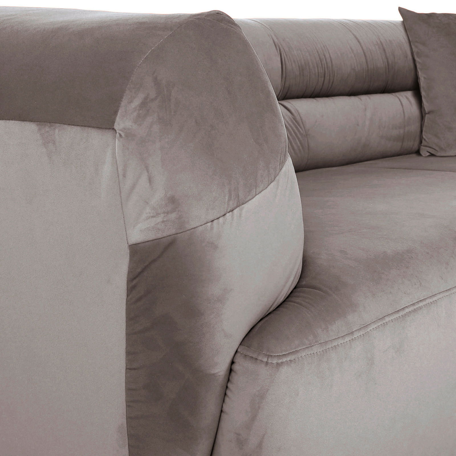 Nahaufnahme eines grauen Big-Sofas mit weichem Stoffbezug, seitliche Perspektive.
