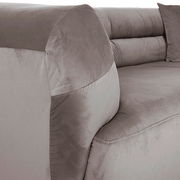 Nahaufnahme eines grauen Big-Sofas mit weichem Stoffbezug, seitliche Perspektive.