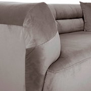 Nahaufnahme eines grauen Big-Sofas mit weichem Stoffbezug, seitliche Perspektive.