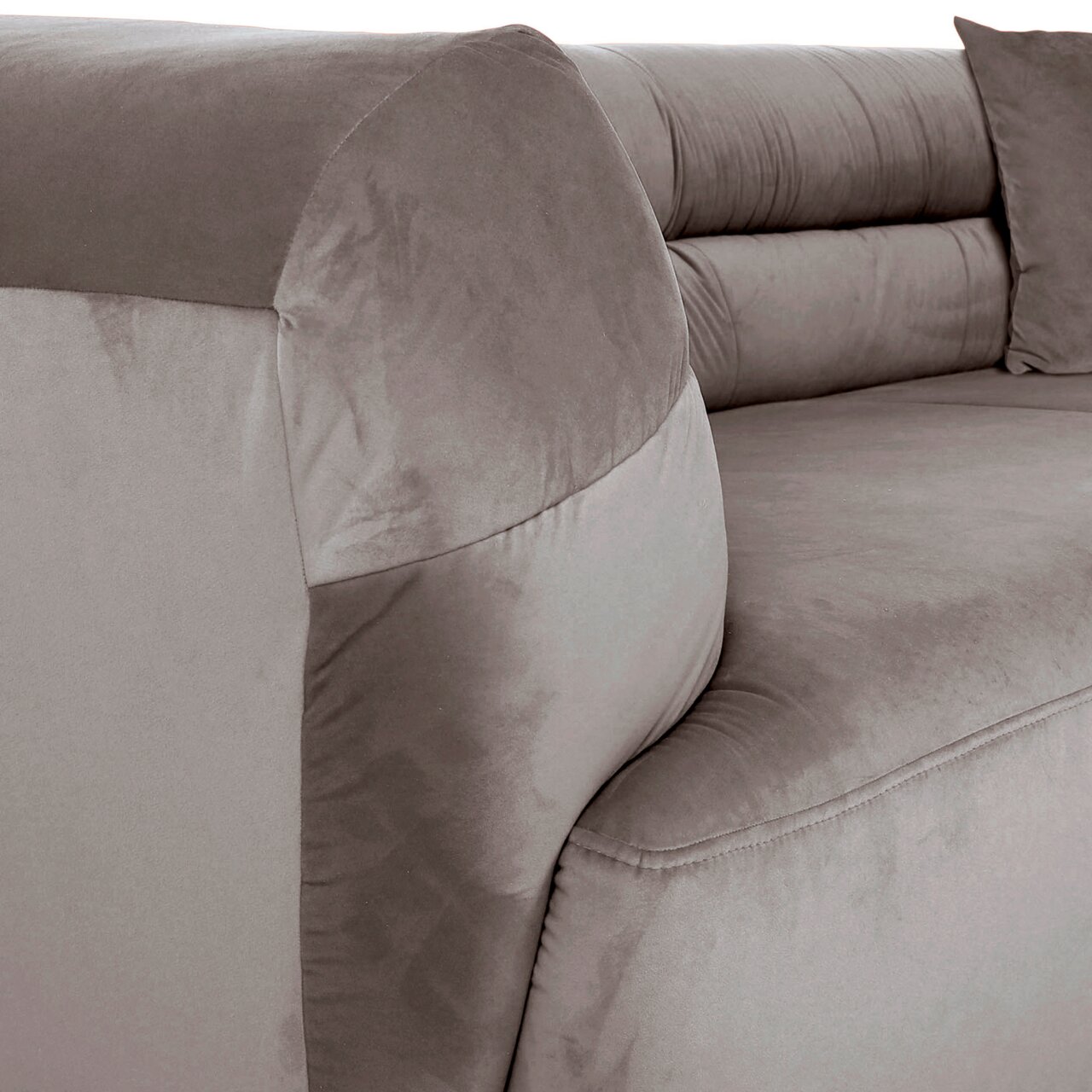 Nahaufnahme eines grauen Big-Sofas mit weichem Stoffbezug, seitliche Perspektive.