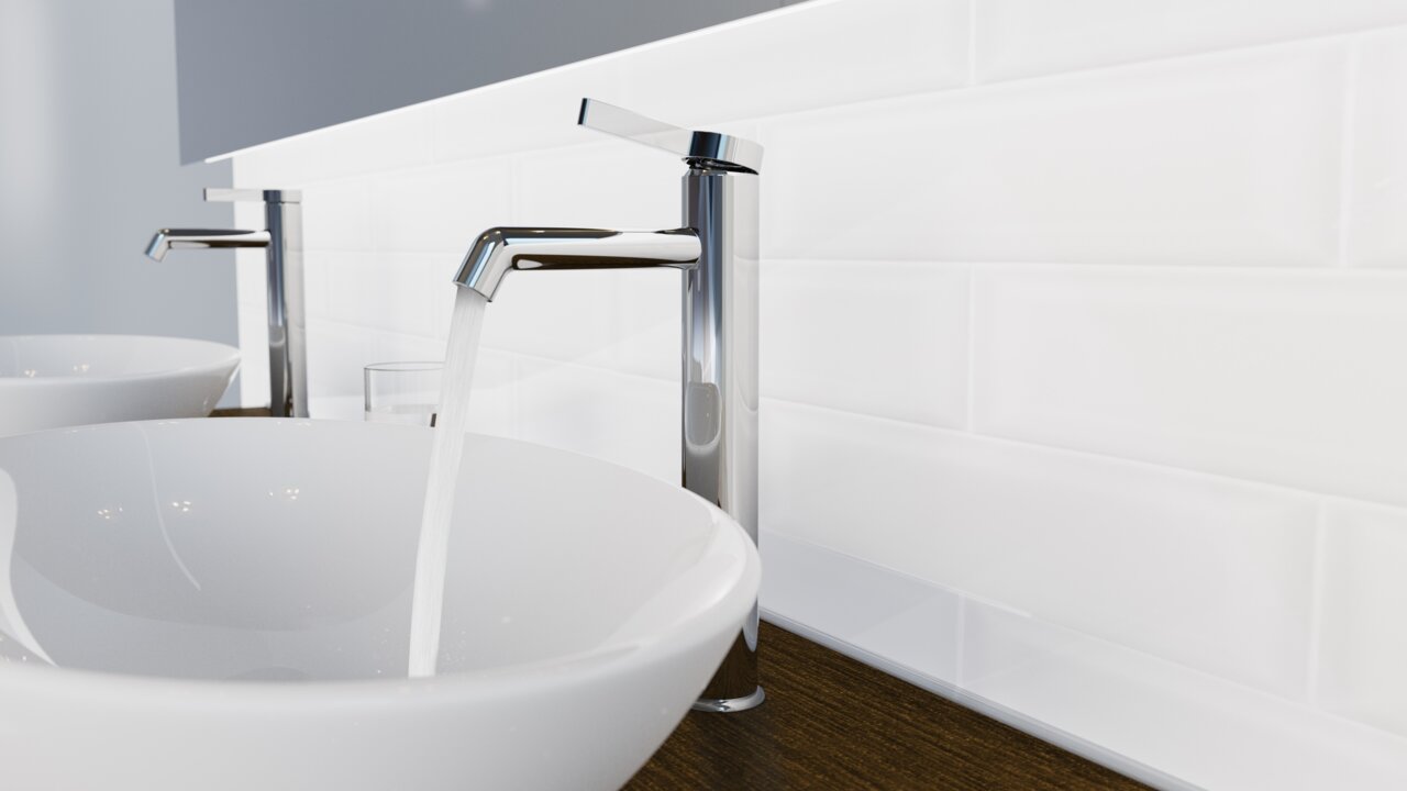 Moderne Waschtischarmatur in seitlicher Perspektive mit fließendem Wasser in einem stilvollen Badezimmer.