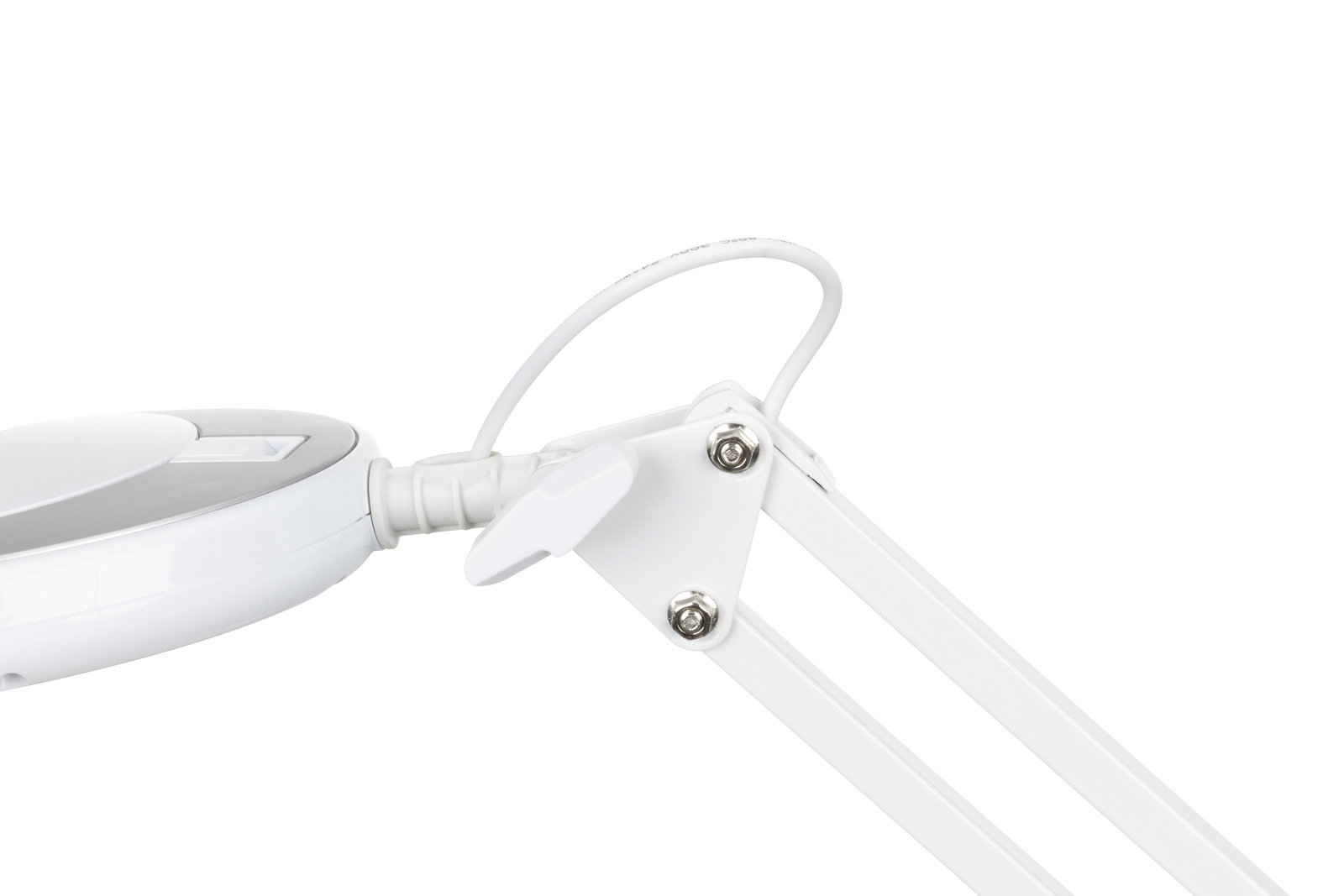 Nahaufnahme einer weißen Schreibtischleuchte mit verstellbarem Arm und Kabel, seitliche Perspektive