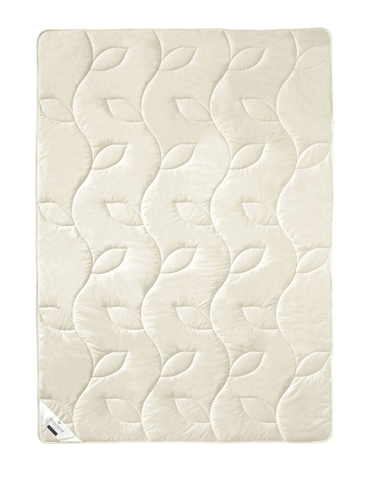 Vogelperspektive auf eine cremefarbene Naturdecke mit Blattmuster-Steppung.