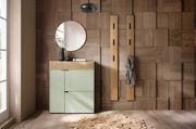 Garderoben-Set in Taupegrün mit modernem Design, bestehend aus einem Schrank mit Holzdetails und zwei Wandpaneelen mit Haken, aus der Frontalperspektive fotografiert.