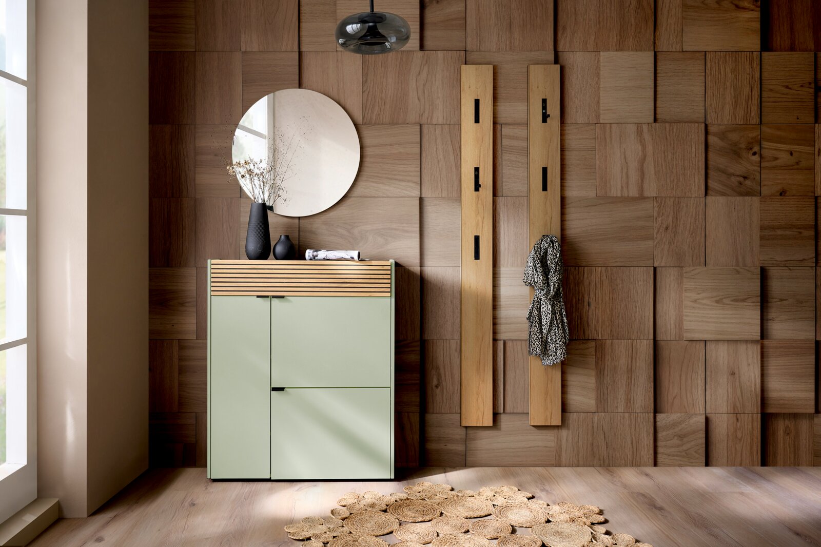 Voleo Garderoben-Set RIO Garderoben-Set in Taupegrün mit modernem Design, bestehend aus einem Schrank mit Holzdetails und zwei Wandpaneelen mit Haken, aus der Frontalperspektive fotografiert.