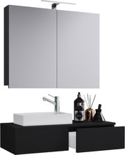 Modernes Badmöbel-Set mit schwarzem Waschtischunterschrank und geöffneter Schublade, weißem Aufsatzwaschbecken, verchromter Armatur sowie großem Spiegelschrank mit LED-Aufsatzleuchte, frontal aus leicht erhöhter Perspektive dargestellt