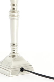 Nahaufnahme eines eleganten, vernickelten Lampenfußes mit quadratischer Basis und Kabelanschluss, seitliche Perspektive.