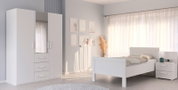 Drehtürenschrank 3-türig in einem modernen Schlafzimmer, seitliche Perspektive