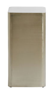 Goldene Säule mit rechteckiger Form, frontal betrachtet.