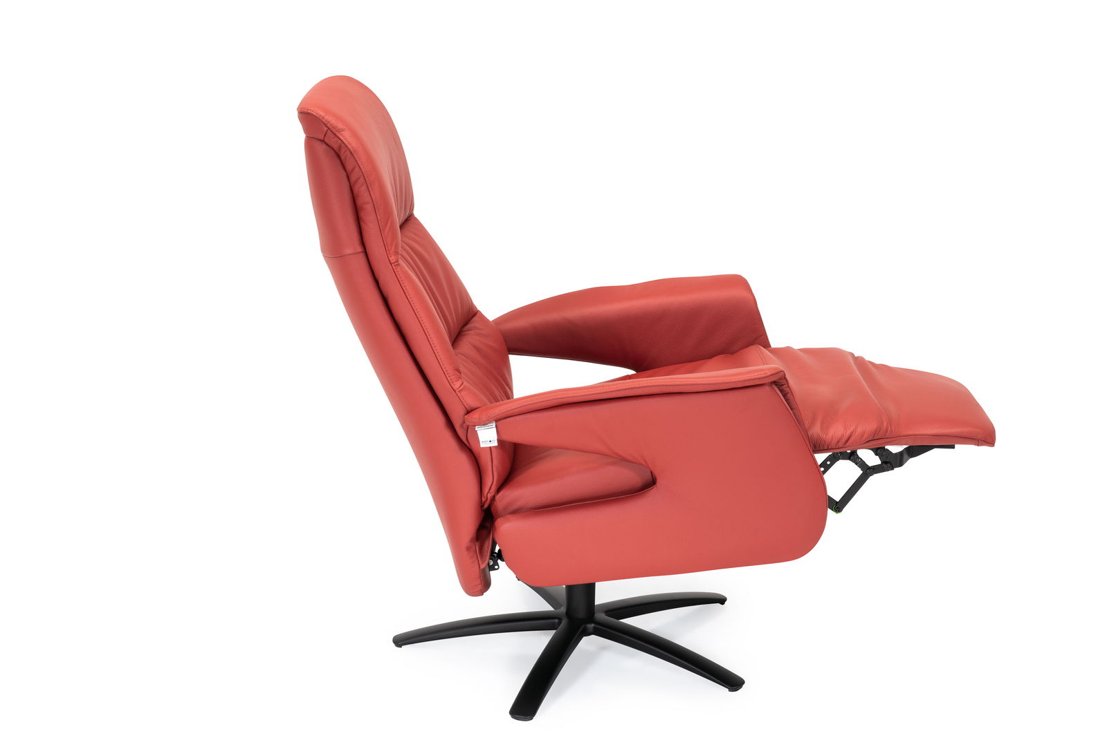 Seitliche Ansicht eines roten Relaxsessels Welnova 8102 SLIMLINE 2.0 mit ausgeklappter Fußstütze auf schwarzem Drehfuß.