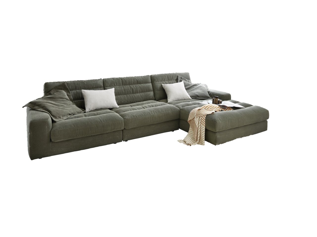 Pure Home Lifestyle Longchairkombination PURE 972 Grüne Longchairkombination in modernem Wohnzimmer mit Blick auf das Meer durch große Fenster, dekoriert mit Kissen und Decke, fotografiert aus einer leicht erhöhten Perspektive.