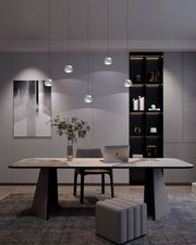 Moderne LED-Pendelleuchte in einem stilvollen Büro, von vorne betrachtet, mit mehreren hängenden Leuchten über einem eleganten Tisch.