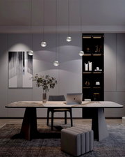 Moderne led-hanglamp in een stijlvol kantoor, gezien vanaf de voorkant, met meerdere hanglampen boven een elegante tafel.