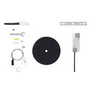 Verschiedene Komponenten eines LED-Lichtschlauch-Sets, darunter ein schwarzer runder Sockel, ein Netzteil, Kabel und Befestigungselemente, aus der Vogelperspektive.