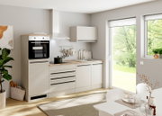 Moderne compacte keuken in mat wit met houtkleurig werkblad, zwarte handgrepen, inbouwoven, kookplaat en spoelbak, schuin van voren weergegeven in een lichte eetruimte