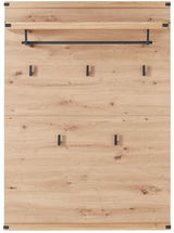 Garderobenpaneel aus Holz mit mehreren Haken und einer Ablage, frontale Ansicht