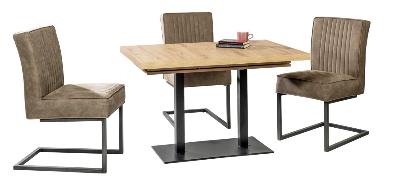 Moderne eettafel met een vierkant houten blad en een zwart metalen onderstel, omringd door drie gestoffeerde stoelen in bruin, zijaanzicht.