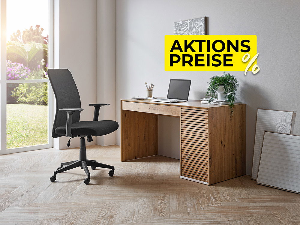 Moderner Schreibtisch aus Holz mit Bürostuhl im hellen Homeoffice, gelber Hinweis „Aktionspreise %“.