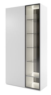 Große Vitrinenkombination mit weißem Korpus und Glasfront, seitliche Perspektive