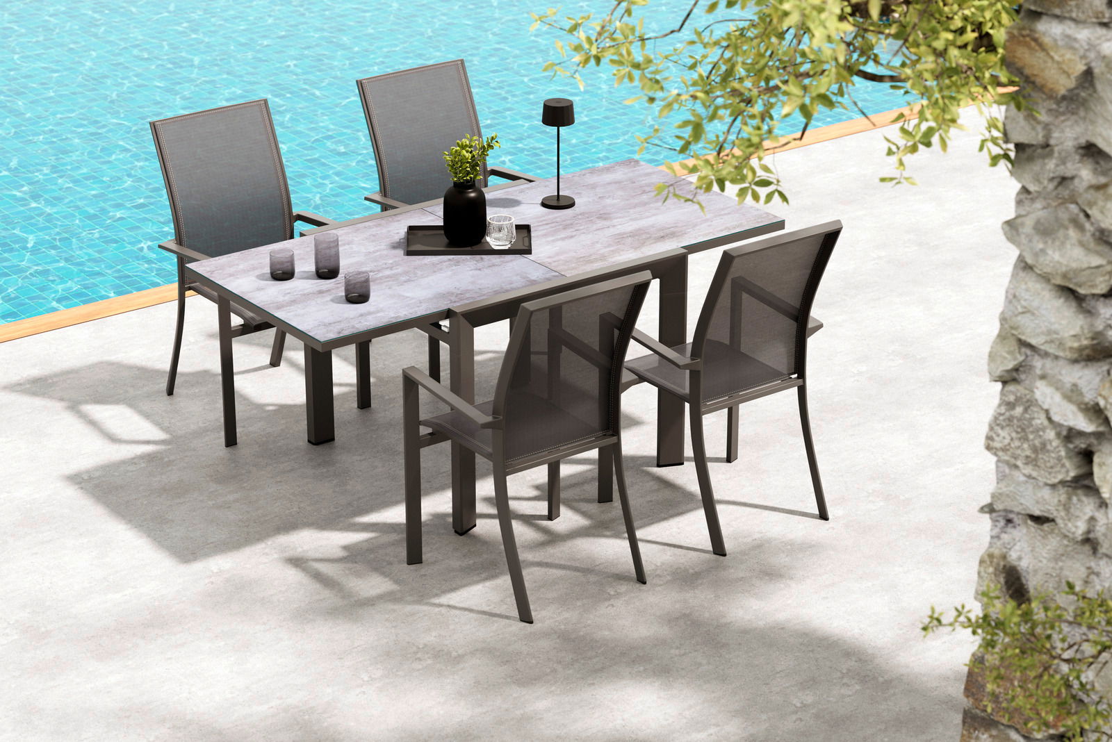 Moderner Stapelsessel aus Metall und Textil, Teil einer stilvollen Terrassenmöbelgruppe neben einem Pool, aus der Vogelperspektive fotografiert.